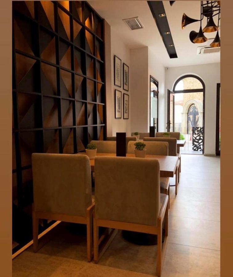 L'Hotel Prizren Esterno foto