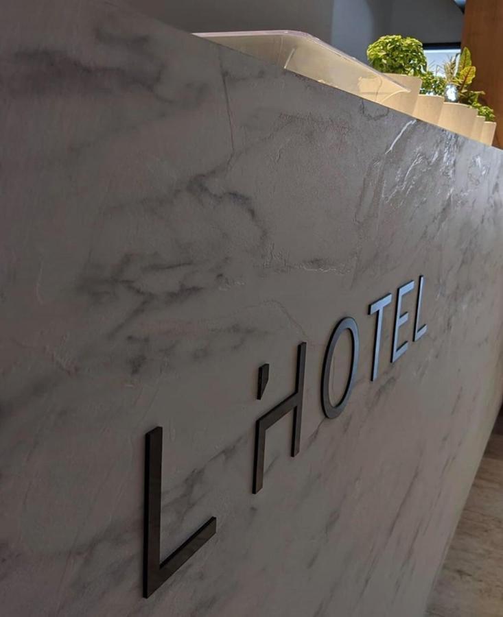 L'Hotel Prizren Esterno foto