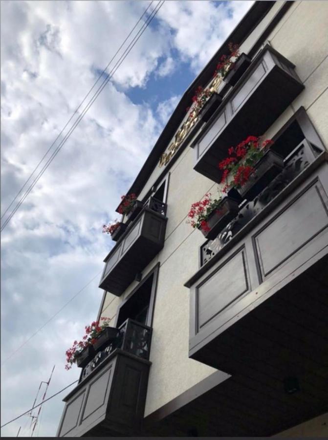 L'Hotel Prizren Esterno foto